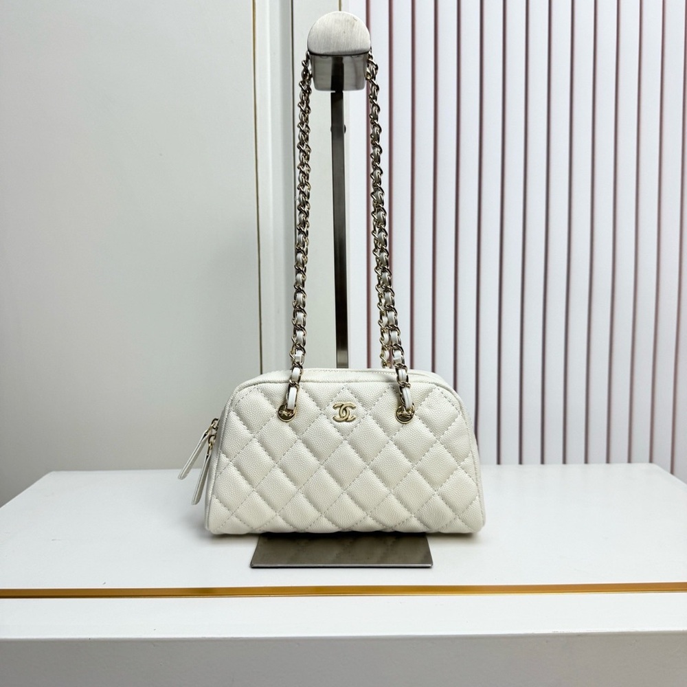 CHANEL Cream Quilted Leather Shoulder Bag with Chain Strap